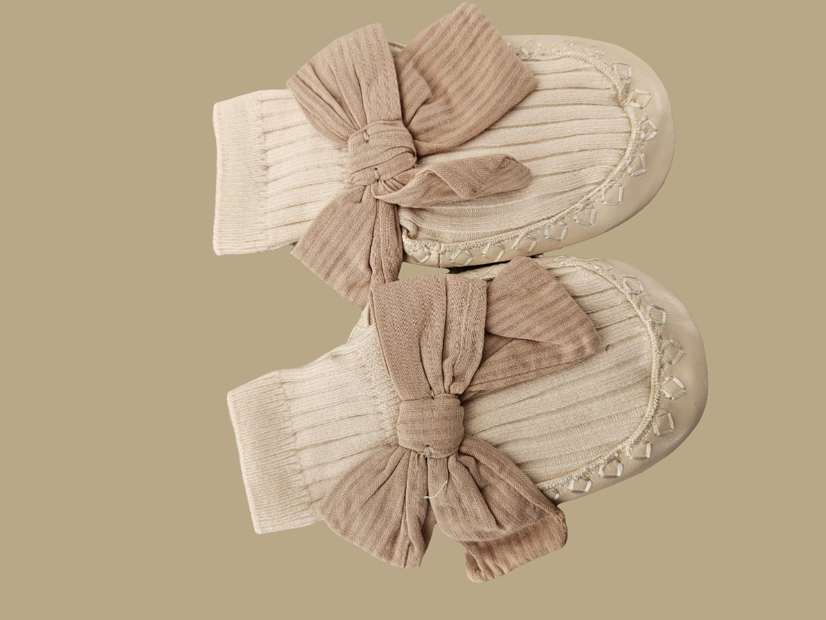 Anti-slip slofjes met strik beige
